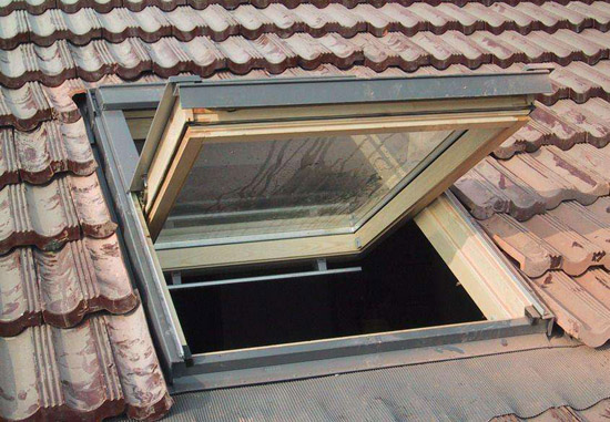 屋面采光天窗-中悬式采光窗安装效果